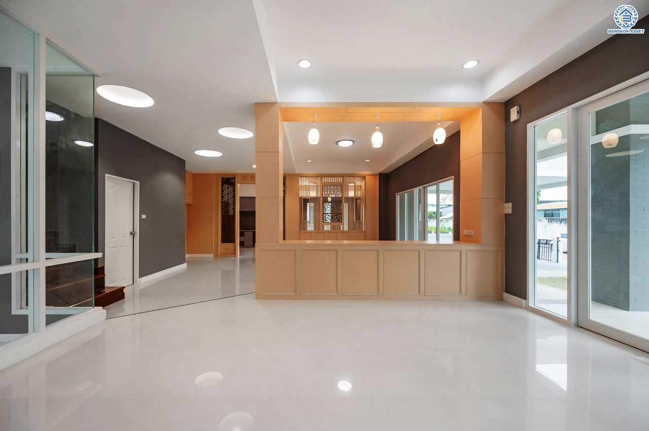 บ้านเดี่ยวมือสอง โครงการ เดอะวอเตอร์เฮ้าส์ กาญจนาฯ-บางบอน รองรับทุกความสุข เนื้อที่ 117.1 ตร.ว. ฟังก์ชัน 5 ห้องนอน 4 ห้องน้ำ 1 ห้องอเนกประสงค์ 1 ห้องแม่บ้าน จอดรถได้ 1 คัน บนทำเลใกล้รถไฟฟ้าสายสีน้ำเงิน "สถานีหลัก2" และจุดขึ้นทางด่วน "พระราม2" และ The Mall บางแค